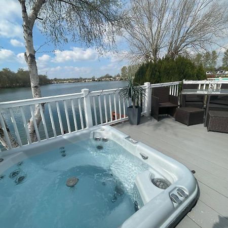 Lakeside Retreat 4 With Hot Tub, Private Fishing Peg Situated At Tattershall Lakes Country Park מראה חיצוני תמונה