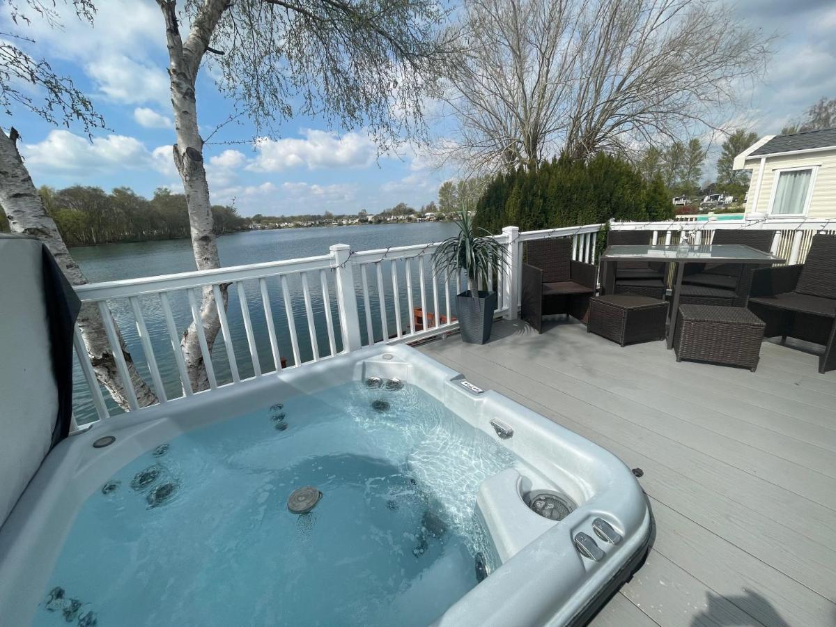 Lakeside Retreat 4 With Hot Tub, Private Fishing Peg Situated At Tattershall Lakes Country Park מראה חיצוני תמונה
