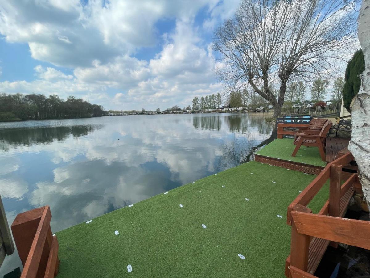 Lakeside Retreat 4 With Hot Tub, Private Fishing Peg Situated At Tattershall Lakes Country Park מראה חיצוני תמונה