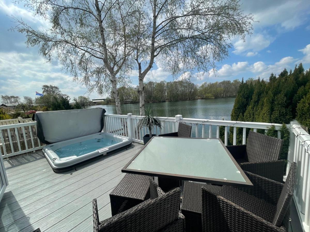 Lakeside Retreat 4 With Hot Tub, Private Fishing Peg Situated At Tattershall Lakes Country Park מראה חיצוני תמונה