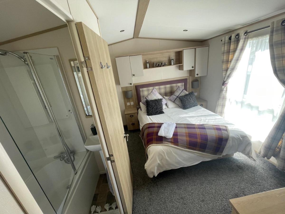 Lakeside Retreat 4 With Hot Tub, Private Fishing Peg Situated At Tattershall Lakes Country Park מראה חיצוני תמונה