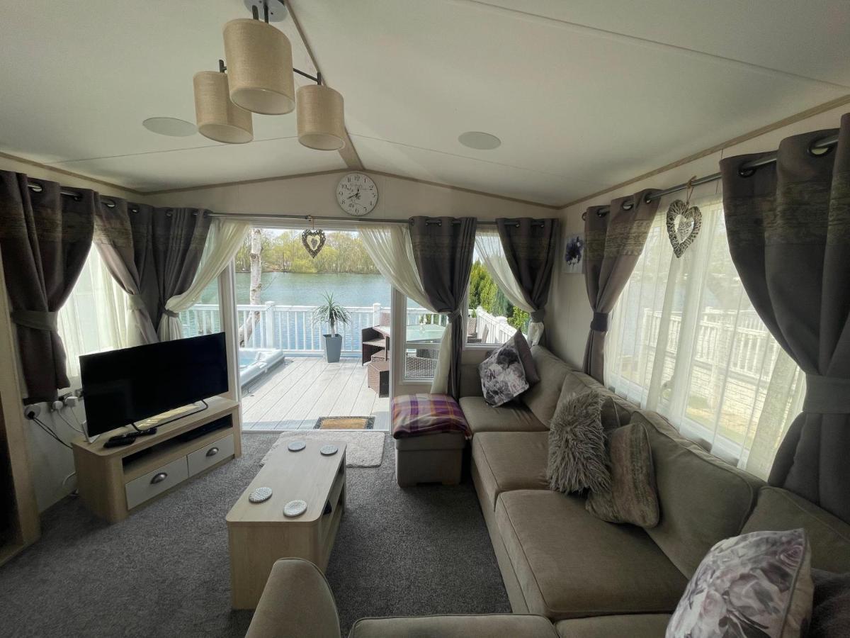 Lakeside Retreat 4 With Hot Tub, Private Fishing Peg Situated At Tattershall Lakes Country Park מראה חיצוני תמונה