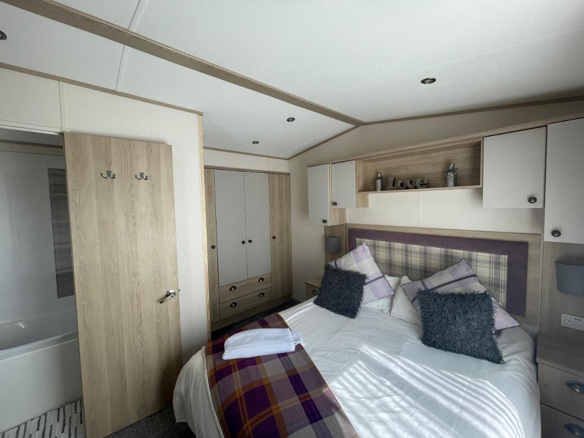 Lakeside Retreat 4 With Hot Tub, Private Fishing Peg Situated At Tattershall Lakes Country Park מראה חיצוני תמונה