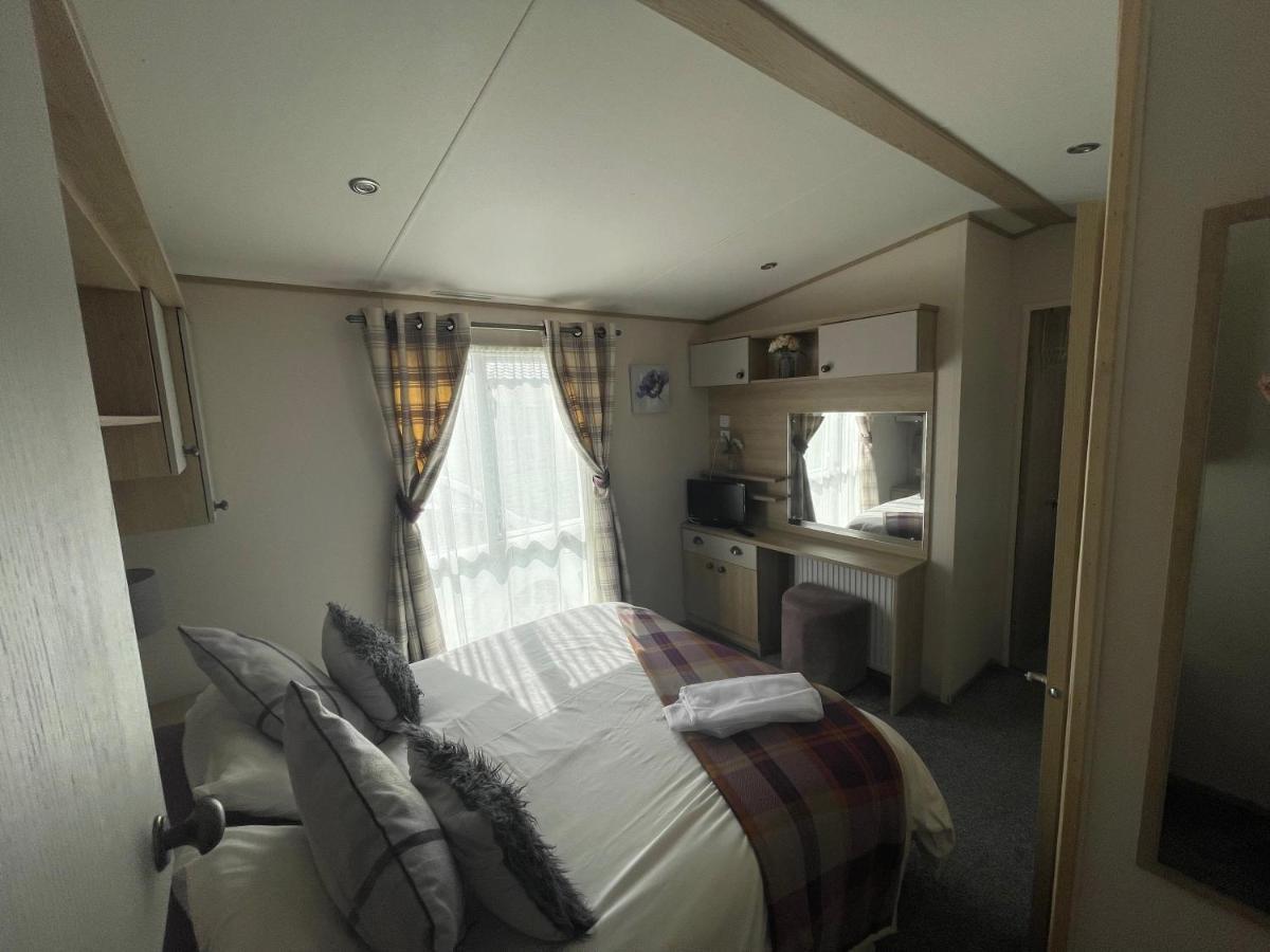 Lakeside Retreat 4 With Hot Tub, Private Fishing Peg Situated At Tattershall Lakes Country Park מראה חיצוני תמונה