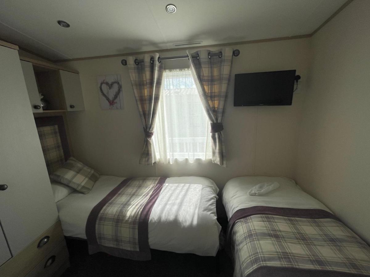 Lakeside Retreat 4 With Hot Tub, Private Fishing Peg Situated At Tattershall Lakes Country Park מראה חיצוני תמונה