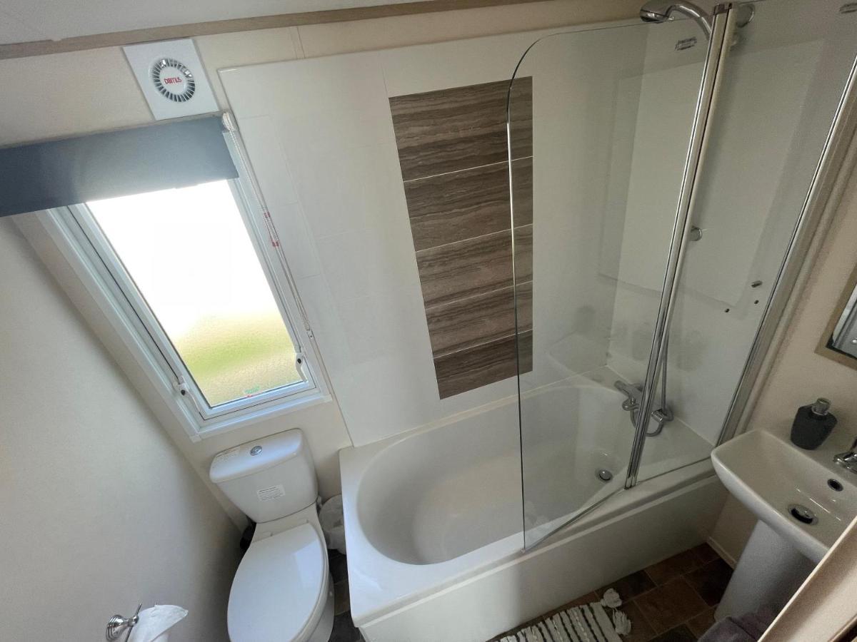 Lakeside Retreat 4 With Hot Tub, Private Fishing Peg Situated At Tattershall Lakes Country Park מראה חיצוני תמונה