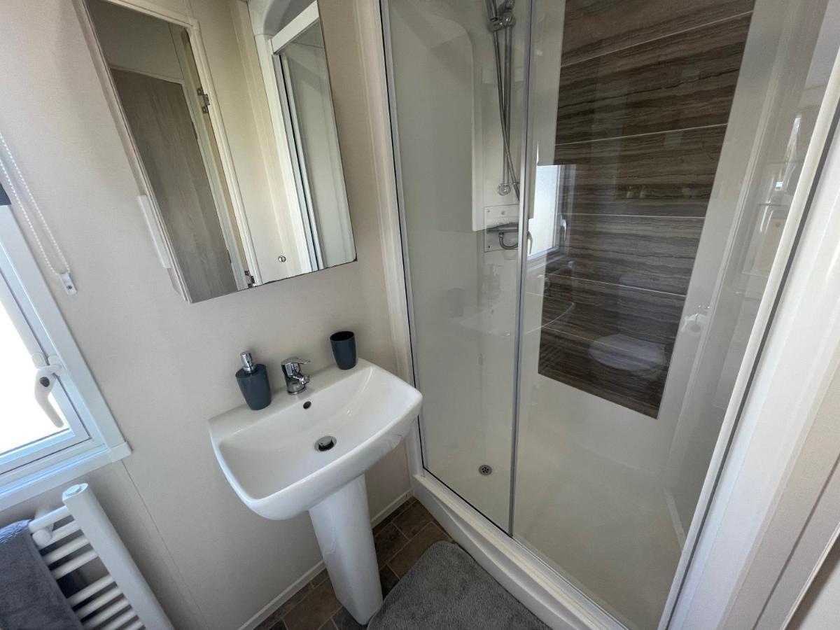 Lakeside Retreat 4 With Hot Tub, Private Fishing Peg Situated At Tattershall Lakes Country Park מראה חיצוני תמונה