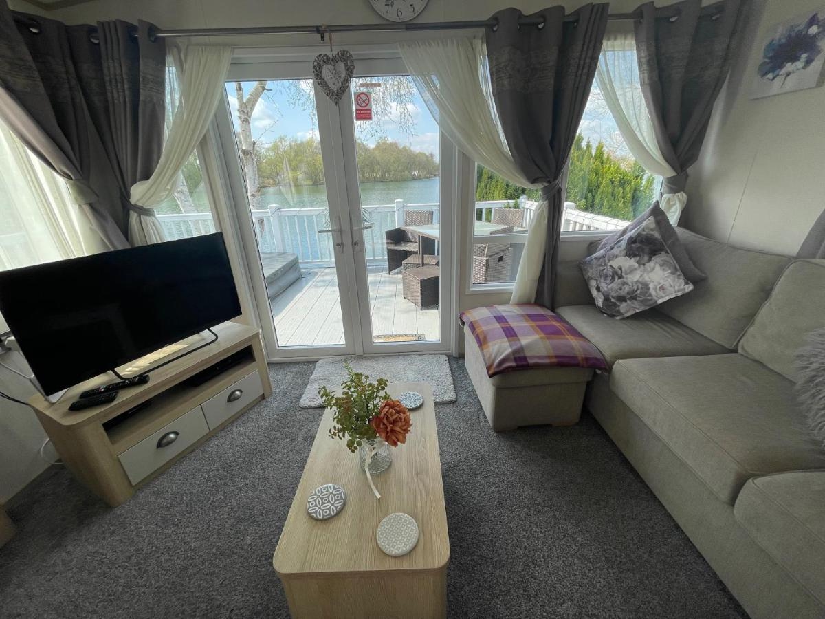 Lakeside Retreat 4 With Hot Tub, Private Fishing Peg Situated At Tattershall Lakes Country Park מראה חיצוני תמונה