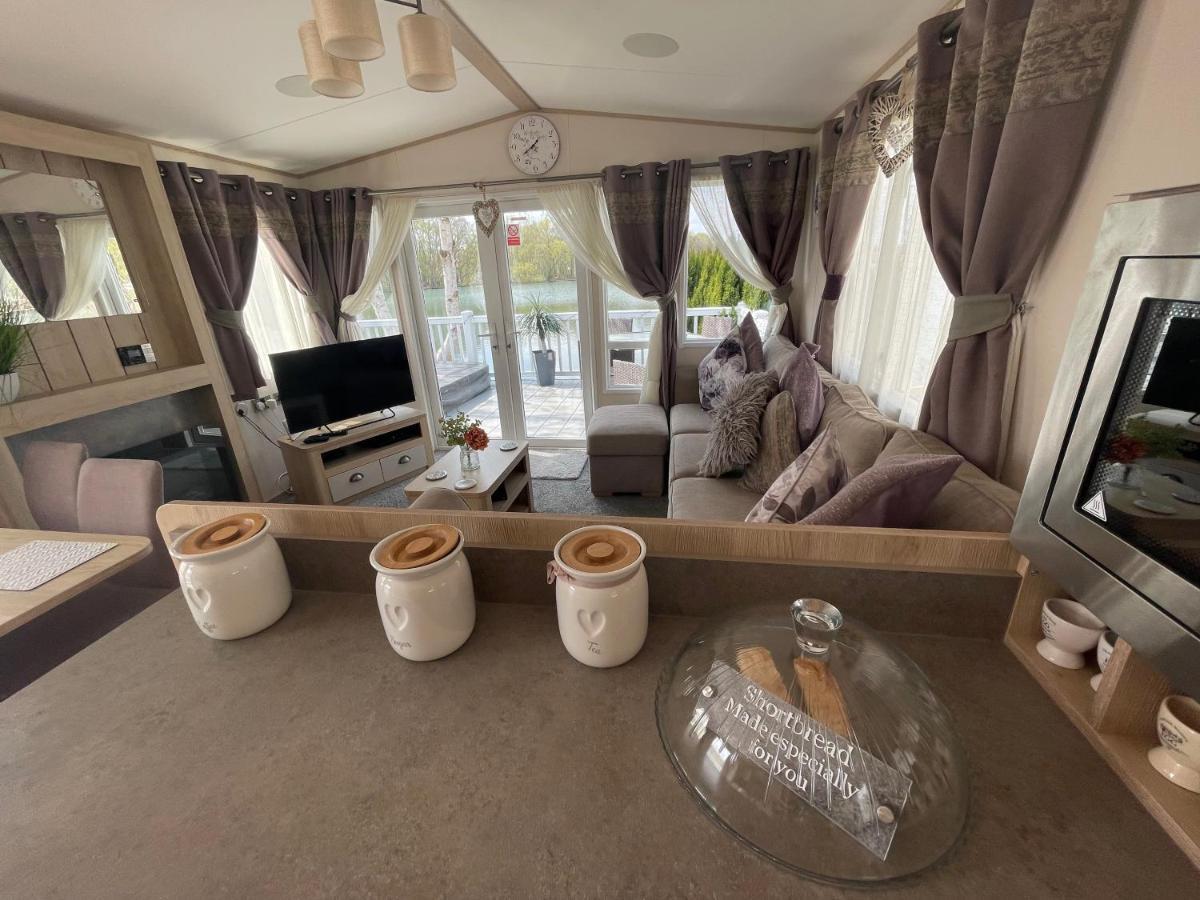 Lakeside Retreat 4 With Hot Tub, Private Fishing Peg Situated At Tattershall Lakes Country Park מראה חיצוני תמונה